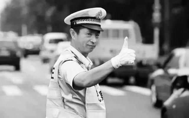 查老公位置又不想让他发现(永久封存的警号111871背后) 永久封存的警号“111871”背后,这对父女隔着生死“同框”