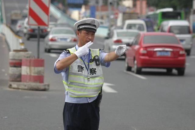 查老公位置又不想让他发现(永久封存的警号111871背后) 永久封存的警号“111871”背后,这对父女隔着生死“同框”