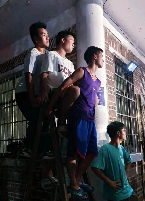 怎样知道老婆以前和谁开个房(现场体验村BA) 现场体验“村BA”,竟挤不进看台