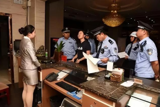 查房查到一个已婚一个未婚(异性同住酒店被查房) 异性同住酒店被查房,不是夫妻关系算违法吗?被查到会被处罚吗?