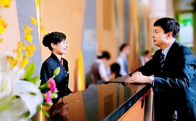 查房查到一个已婚一个未婚(异性同住酒店被查房) 异性同住酒店被查房,不是夫妻关系算违法吗?被查到会被处罚吗?